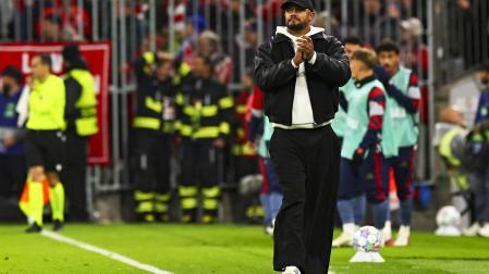 Vincent Kompany dirige al Bayern durante el partido de Champions contra el Arsenal FC en Múnich