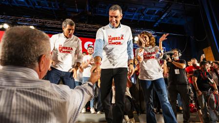 El secretario general del PSOE y presidente del Gobierno, Pedro Sánchez junto a la vicesecretaria general del partido y secretaria general en Andalucía, María Jesús Montero durante el acto del PSOE en Granada
