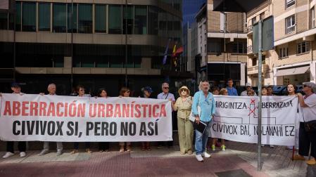 A* Jesús Garzaron F* 2026_06_30 T* Protesta de vecinos de San Juan contra la torre que se pretende construir en el edificio dd Telefónica de la Avenida Bayona. Entrega de firmas al Defensor del Pueblo L* Calle Arrieta 12, Pamplona.Vecinos que llevaron las firmas al Defensor del Pueblo con pancartas de protesta en la sede JESÚS GARZARON