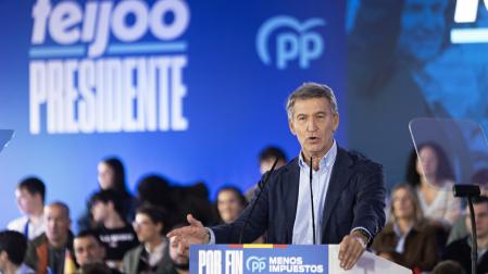 El presidente del Partido Popular, Alberto Núñez Feijóo, participa en un acto de campaña en VIgo