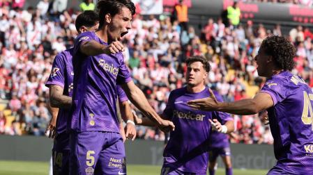El defensa del Elche Federico REdondo celebra su gol ante el Rayo Vallecano