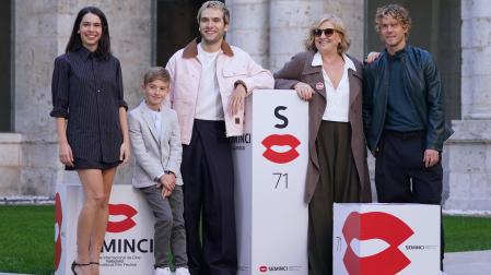 Ricardo Gómez, en el centro, junto a los actores del largometraje 'Una familia'