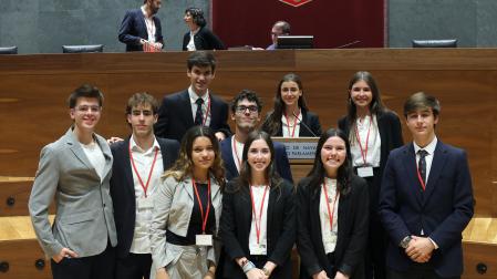 Los finalistas de la modalidad de castellano posan tras la final.