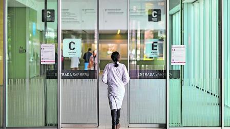 Uno de los accesos al Hospital Universitario de Navarra.Acceso a uno de los edificios del Hospital Universitario de Navarra