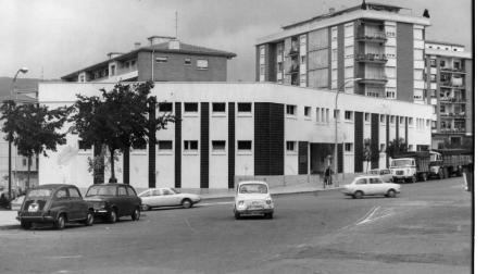 Este es el edificio del tanatorio al final de la calle Monasterio de Irache. Imagen del Tanatorio Irache tomada el día de su inauguración, el 30 de octubre de 1976.