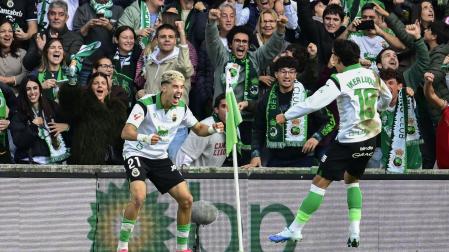 El delantero marroquí del Racing Yassir Zabiri celebra el segundo gol de su equipo ante el Espanyol