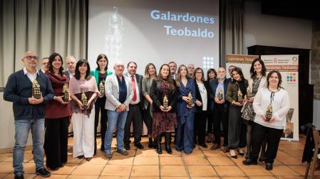 Foto de familia de todos los premiados en la gala del pasado viernes en el Parador de Turismo de Olite, con Sheyla Muñoz, Mari Carmen Garde y Noelia Gorbea a la izquierda.