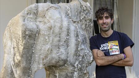 Las cuevas heladas del Pirineo están perdiendo depósitos de hielo de hasta 4.000 o 5.000 años de antigüedad y, con ellos, información sobre el clima del pasado que el investigador oscense Mario Bielsa trata de analizar antes de que desaparezca para siempre.“Ya tenemos varias cuevas donde se ha perdido todo o prácticamente todo el hielo que había”, explica en una entrevista con EFE este joven de Castejón de Sos (Huesca), que desarrolla su doctorado en Geología en la Universidad de Zaragoza con una beca de la Fundación La Caixa