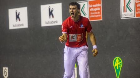 Jokin Altuna celebra un tanto contra Unai Laso