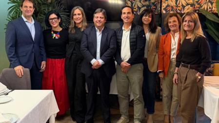 De izquierda a derecha: Rafael Alcaide (director de Banca de Empresas en Navarra de CaixaBank); Silvia Ros (fundadora de la consultora Alimenta Valores), Alicia Nicolás ( directora comercial Grupo La Información); Igor Ordozgoiti (director general de Karbel, en Lekunberri); David Muruzábal (director comercial de hipermercado E. Leclerc); María Carmen Garde (periodista de Diario de Navarra); Isabel Peñaranda (directora de ICEX Navarra) y Rakel Delpuerto (Karbel)