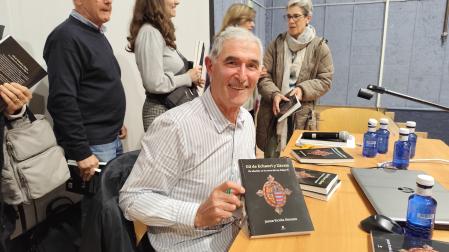 Javier Vicuña, este viernes en Añorbe con un ejemplar del libro que ha escrito