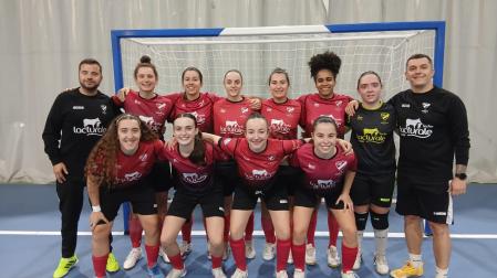 La plantilla del Lacturale Orvina posa en el pabellón municipal de A Queixeira, donde cayó derrotado frente al Arnoia por 6-3.