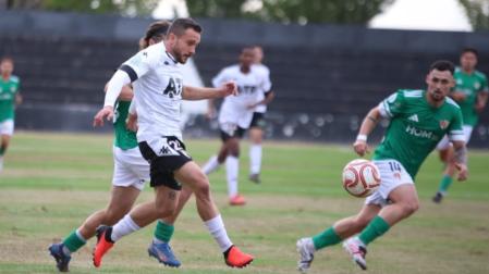 El capitán del Tudelano David Soto golpea ante Mario Benedet, del Barbastro