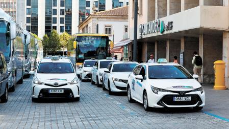 Parada de taxis en la estación de tren de Santander