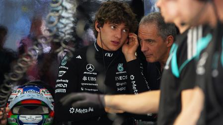 El piloto de Mercedes Andrea Kimi Antonelli atiende a sus mecánicos durante los entrenamientos del GF de EE UU de Fórmula 1