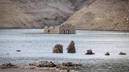 Los restos del antiguo pueblo de Mansilla han quedado parcialmente al descubierto tras el descenso del nivel del embalse, aunque todavía permanecen zonas bajo el agua
