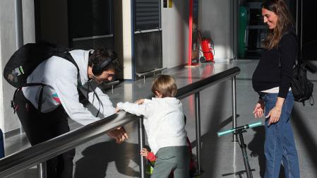 Un pasajero es recibido por su familia al aterrizar el vuelo procedente de Barcelona en el Aeropuerto de Noín