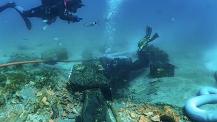Arqueólogos subacuáticos analizan los restos dle buque hundido frente a la costa de Marbella