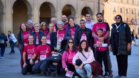 Julia Zabaleta Reta (segunda por la izquierda, de pie), que ha superado cáncer de mama, posa con su madre, familias y amigos. Todo el grupo viajó a Pamplona desde Aibar, donde viven.