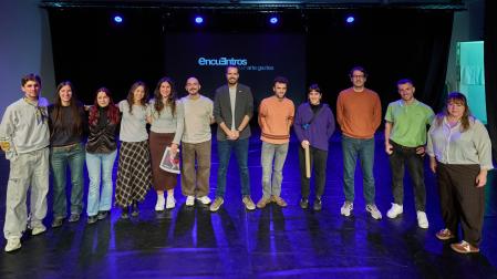 Imagen de grupo de los responsables del Instituto de la Juventud con las personas premiadas