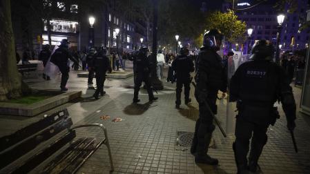 Decenas de estudiantes se concentraron el sábado 24 de octubre en la plaza Catalunya de Barcelona en una protesta convocada por redes sociales que derivó en incidentes y enfrentamientos con los Mossos d'Esquadra