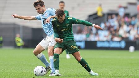 El defensa del Celta Javi Rodríguez (i) pugna por un balón con el defensa del Betis Ángel Ortiz en el partido de LaLiga disputado este domingo en el estadio de Balaidos, en Vigo