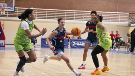Mamen Blanco, MVP del encuentro con 23 puntos, se interna en la canasta del Joventut Badalona.