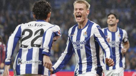 El delantero islandés de la Real Sociedad, Orri Óskarsson, celebra el primer gol del equipo donostiarra en el partido ante el Levante