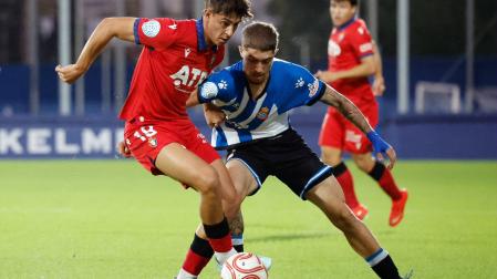 El centrocampista del Promesas Aimar Bonel protege el balón ante la intensidad de la defensa local