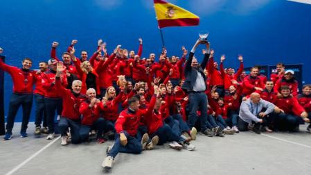 Javier Conde, presidente de la Federación Española de Pelota, levanta la copa de campeones del mundo en Argentina