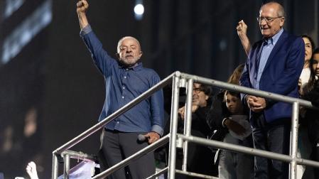 El presidente de Brasil, Luiz Inácio Lula da Silva (i), quien ganó la segunda vuelta de las elecciones con un 51,79 % de los votos, frente al 48,21 % del senador ultraderechista Flávio Bolsonaro, reacciona frente a simpatizantes este domingo, en Sao Paulo