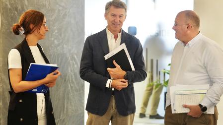 El presidente del PP, Alberto Núñez Feijóo, junto al secretario general, Miguel Tellado y Marta Varela, en el comité de dirección del PP, este lunes 26 de octubre