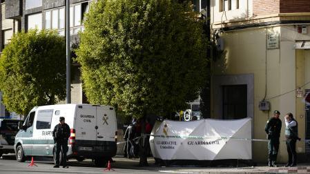 Despliegue policial junto al bloque de la avenida de Zaragoza donde convivían el arrestado y la víctima