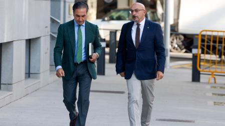 El teniente coronel jefe de operaciones de la Guardia Civil en Ceuta, Miguel Lobo (d) a su llegada este lunes a Audiencia Nacional de Madrid donde la jueza María Tardón investiga la entrada masiva de migrantes en Ceuta