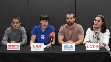 Representantes de los sindicatos CC OO, LAB, ELA y UGT, en la rueda de prensa de este lunes en la que han denunciado el bloqueo del convenio de oficinas y despachos