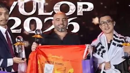 Xabier Górriz, con la bandera de Alsasua desplegada tras recoger en Turquía el trofeo que le acredita campeón mundial de micropigmentación capilar.