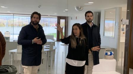La directora de la escuela Sarastigorri, Sheila Echauri, con el arquitecto Luis Orbaiceta y el alcalde Jon Gondán