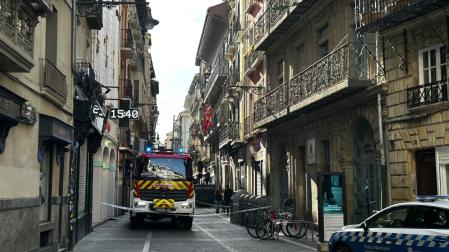 Intervención de los servicios de emergencia en la calle Zapatería