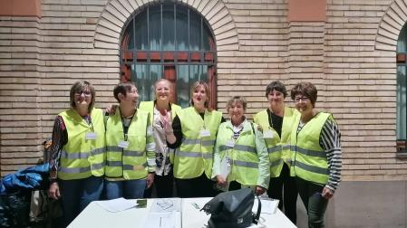 Personas integrantes de la plataforma durante una recogida de firmas anterior
