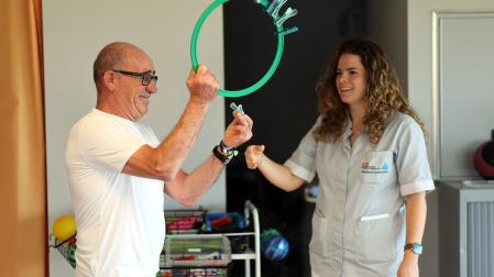 Jesús Manuel Gil Ochoa con su terapeuta ocupacional, Iratxe Garín, en el gimnasio del Hospital San Juan de Dios