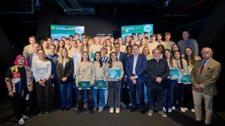 Foto de familia al término del acto de entrega de las becas a los Jóvenes Talentos 2026 celebrado en el Navarra Arena