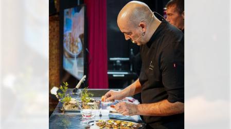 El chef Iban Garín durante la elaboración de su propuesta