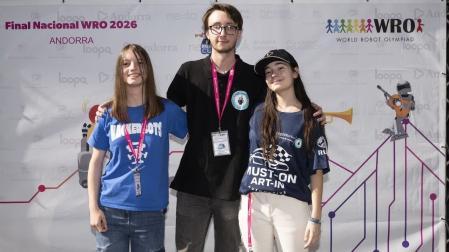 Desde la izda.: Irene Urtasun, Francisco y Sofía Rudiez (hermanos), los ganadores de la categoría nacional 'Future Engineers'
