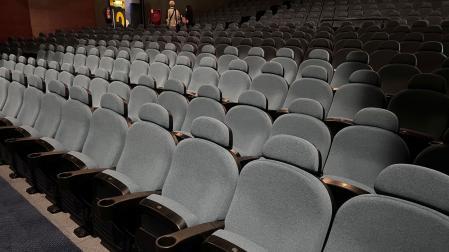 Nueva imagen de la sala principal del cine de Estella tras retapizar sus butacas