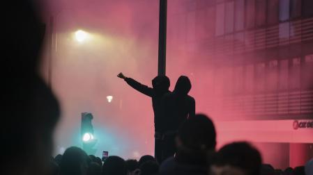 Asistentes encienden bengalas durante una manifestación de estudiantes y de colectivos 'antifascistas' este lunes por el centro de Bilbao "contra el fascismo" y en protesta por el acto anunciado por el agitador y activista político Vito Quiles