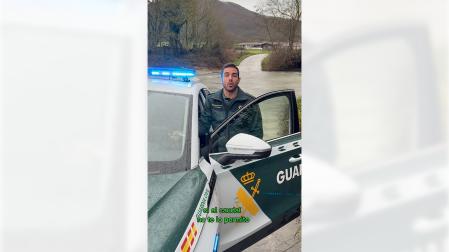 Un agente de la Guardia Civil de Navarra explica las precauciones que hay que tomar si te quedas en una corriente con un vehículo