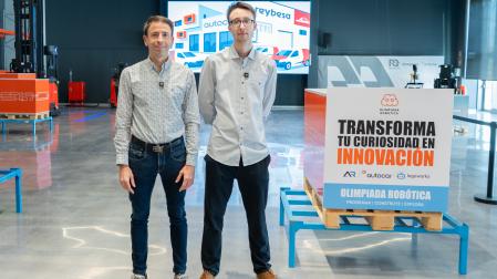 Diego Redín, gerente de Autocar, y Fran Rudiez, impulsor de la iniciativa de Fundación Ariana, en el showroom de Autocar