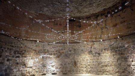 Parte de la instalación 'Web' de la artista Mona Hatoum en la Sala Horno de la Ciudadela de Pamplona