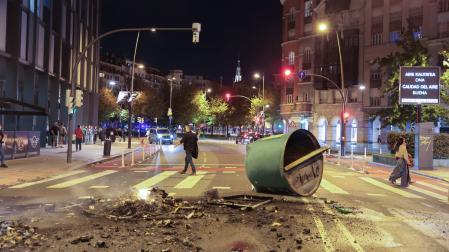 Varios cientos de personas, en su mayoría encapuchadas, han protagonizado altercados en el barrio bilbaíno de Deusto tras disolverse una concentración 'antifascista' contra la celebración de un acto público del periodista Vito Quiles