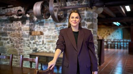 Maitane Olmedo Casado, en el interior de uno de los salones de ‘Finca Errota’ de Aoiz